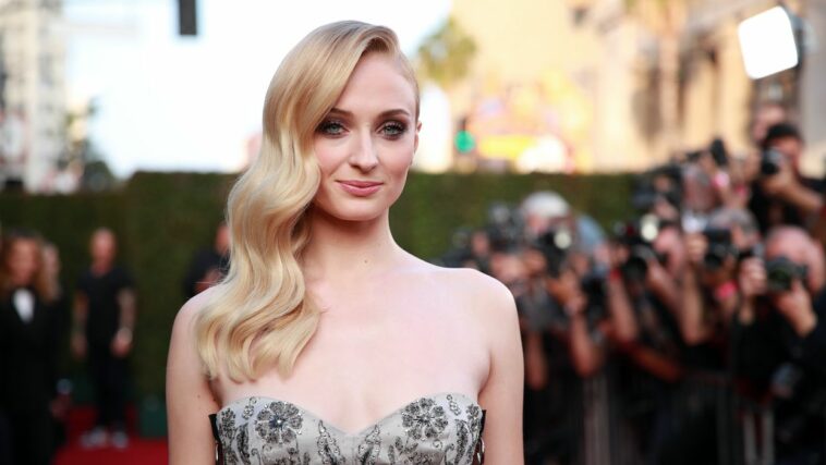 Sophie Turner seems to want to shout to the world that she is not straight