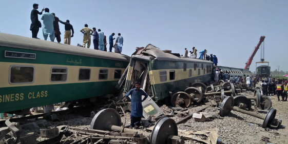 Pakistani train crashes, leaving at least 33 dead