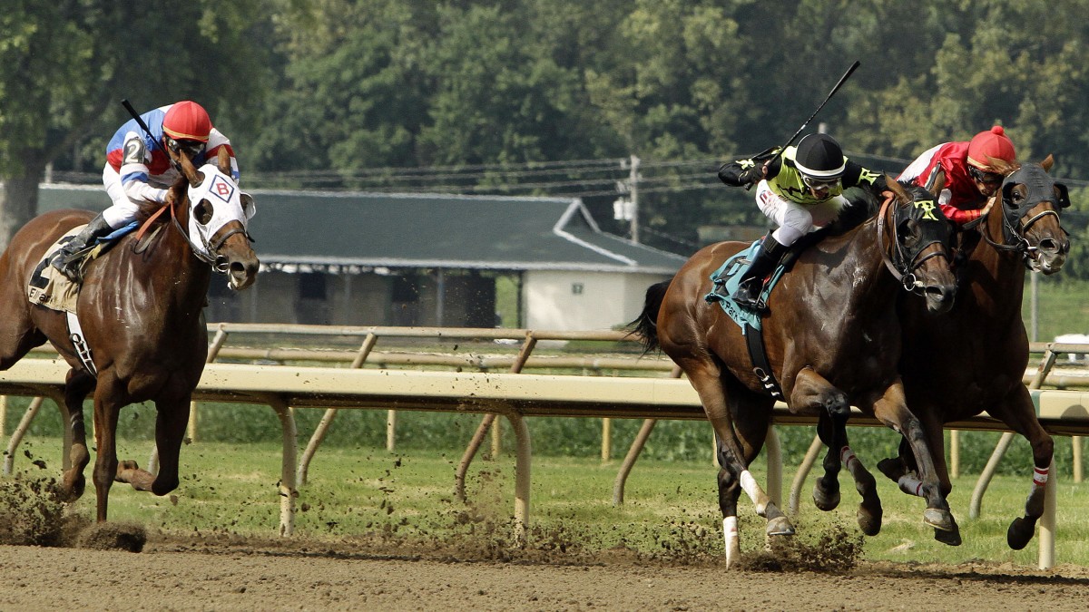 Racehorse runs down Kentucky road after escaping from racetrack