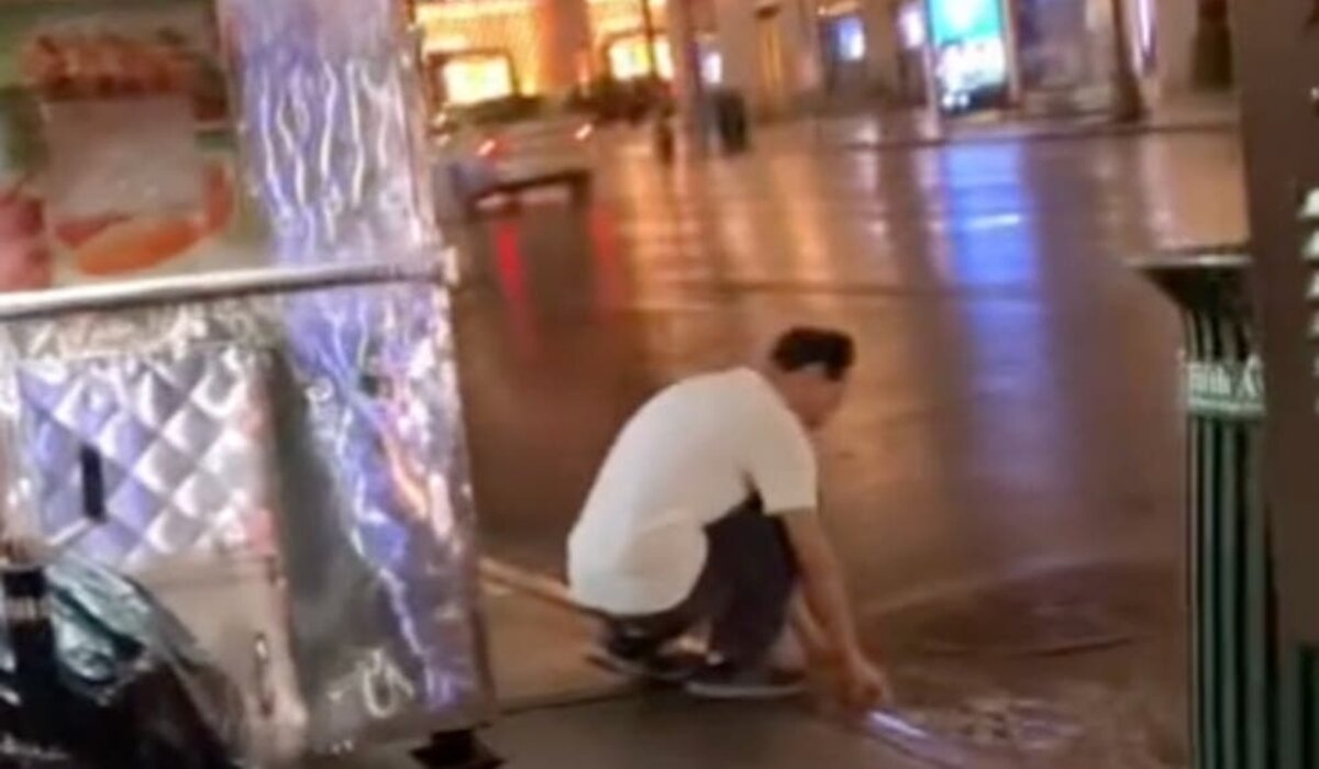 New York City street food cart worker filmed washing a cloth in a puddle