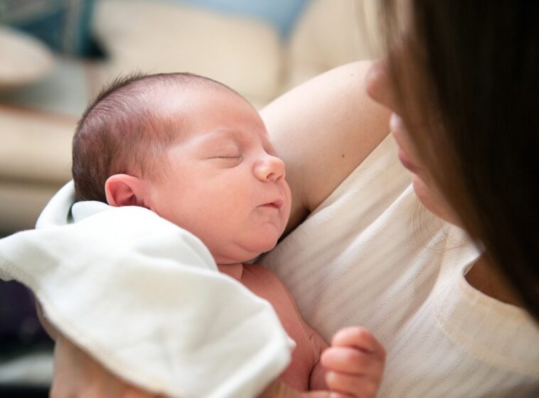 Newborn abandoned in an egg crate at minus 20 degrees Celsius